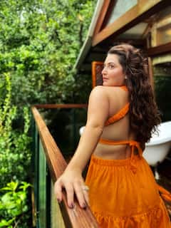 Shivaleeka Oberoi Photo: ઓરેન્જ શોર્ટ ડ્રેસમાં શિવાલિકાએ આપ્યા કિલર પોઝ