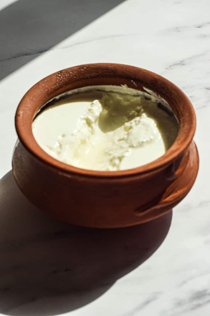 दररोज एक वाटी दही आहारात घेतल्याने पोट शांत राहते आणि दिवसभर हलके वाटते.