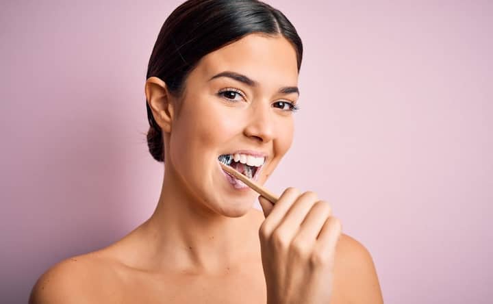 फ्लोराइडयुक्त टूथपेस्टने दोन मिनिटं ब्रश केल्याने दात अधिक मजबूत होतात आणि त्यांना कॅविटीपासून संरक्षण मिळू शकतं.