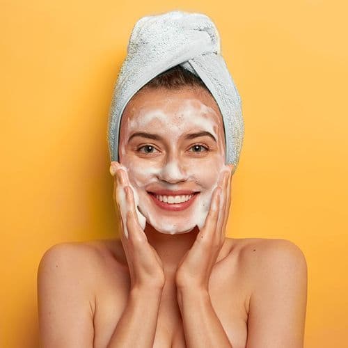 क्लिन्झिंगमुळे त्वचेवरील धूळ आणि तेल दूर होतं. टोनिंगमुळे पोर्स टाइट होतात आणि त्वचा ताजी दिसते.