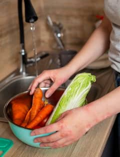 ਸਬਜ਼ੀਆਂ ਤੋਂ ਦਿਮਾਗ 'ਚ ਪਹੁੰਚ ਸਕਦਾ ਕੀੜਾ? ਕਿਵੇਂ ਕਰੀਏ ਸਬਜ਼ੀਆਂ ਦੀ ਸਫ਼ਾਈ ਇੱਥੇ ਜਾਣੋ