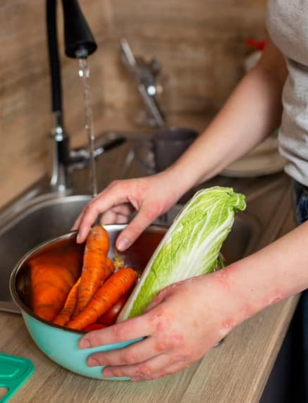 ਅਸੀਂ ਹਰ ਰੋਜ਼ ਸਬਜ਼ੀਆਂ ਖਾਂਦੇ ਹਾਂ। ਸਬਜ਼ੀਆਂ ਸਾਡੀ ਫੂਡ ਚੈਨ ਦਾ ਮਹੱਤਵਪੂਰਨ ਹਿੱਸਾ ਹਨ ਅਤੇ ਸਿਹਤ ਲਈ ਬਹੁਤ ਲਾਭਦਾਇਕ ਵੀ ਹਨ। ਪਰ ਕਈ ਵਾਰੀ ਸਬਜ਼ੀਆਂ ਨੂੰ ਕਟਾਈ ਤੋਂ ਪਹਿਲਾਂ ਕੀੜੇ ਮਾਰਨ ਵਾਲੀਆਂ ਦਵਾਈਆਂ ਛਿੜਕ ਦਿੱਤੀਆਂ ਜਾਂਦੀਆਂ ਹਨ। ਇਸ ਦੇ ਨਾਲ-ਨਾਲ ਸਬਜ਼ੀਆਂ ਵਿੱਚ ਮਿੱਟੀ ਵੀ ਰਹਿ ਜਾਂਦੀ ਹੈ। ਜੇ ਸਬਜ਼ੀਆਂ ਨੂੰ ਠੀਕ ਤਰੀਕੇ ਨਾਲ ਨਾ ਧੋਇਆ ਜਾਵੇ ਤਾਂ ਸਰੀਰ ਵਿੱਚ ਕੀਟਾਣੂ ਆ ਸਕਦੇ ਹਨ। ਅਜਿਹੇ ਵਿੱਚ ਸਬਜ਼ੀਆਂ ਨੂੰ ਠੀਕ ਤਰੀਕੇ ਨਾਲ ਸਾਫ਼ ਕਰਨਾ ਬਹੁਤ ਜ਼ਰੂਰੀ ਹੈ, ਨਹੀਂ ਤਾਂ ਇਹ ਗੰਦੀਆਂ ਸਬਜ਼ੀਆਂ ਦਿਮਾਗ ਵਿੱਚ ਕੀੜੇ ਪੈਦਾ ਕਰ ਸਕਦੀਆਂ ਹਨ।