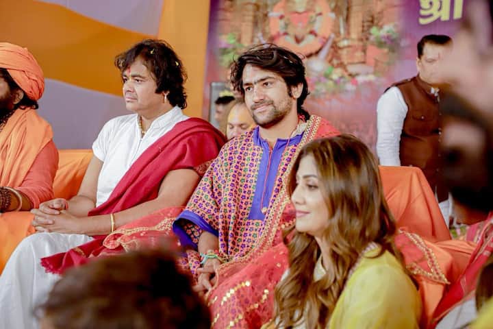 Popular Bollywood actress Shilpa Shetty also became a part of this journey. During this time she was seen in yellow colored Sharara Satu.