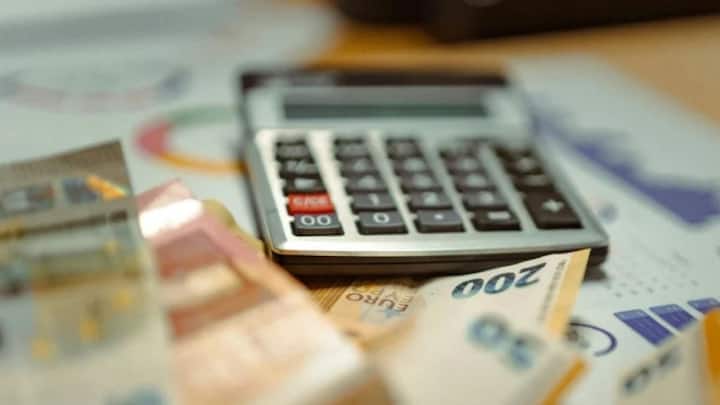 सरकार द्वारा इन सख्त नियमों को लागू करने के पीछे मुख्य कारण यह है कि नकद लेनदेन पर नज़र रखना मुश्किल होता है, जिससे काले धन को बढ़ावा मिलता है। डिजिटल या बैंकिंग चैनलों (जैसे NEFT, RTGS, UPI) के माध्यम से किए गए लेनदेन रिकॉर्ड में रहते हैं, जिससे पूरी वित्तीय प्रणाली में पारदर्शिता बढ़ती है और कर चोरी पर अंकुश लगाने में मदद मिलती है।