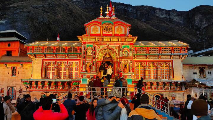 Badrinath Dham temple located in Uttarakhand, where visiting is the solution to the love deeds of previous births. This temple is ideal for those who face heartbreak or delay in marriage.