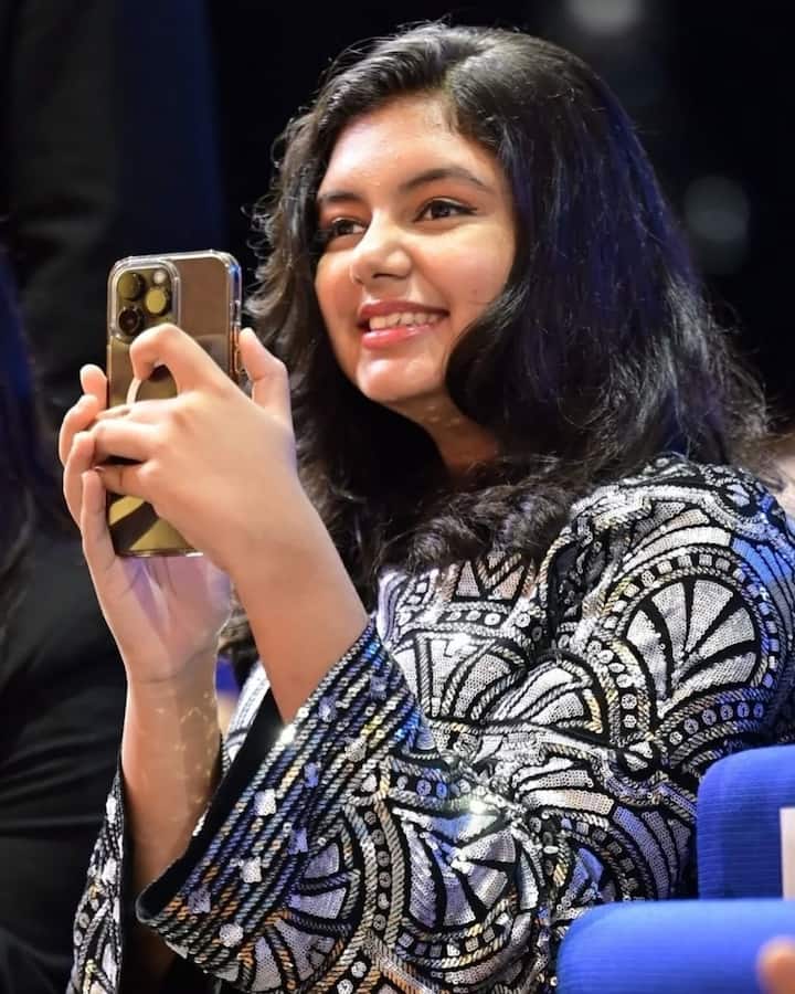 Aaradhya is looking quite stunning in this white sequenced black blazer. With open hair, she is seen making videos with the phone in her hand.