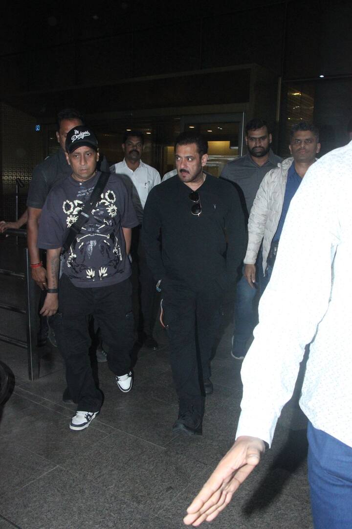 बता दें कि सलमान खान का द बैंग टूर 14 नवंबर से शुरू हुआ है. इसमें तमन्ना भाटिया, जैकलीन फर्नांडिस, प्रभु देवा, सुनील ग्रोवर, मनीष पॉल भी नजर आए.