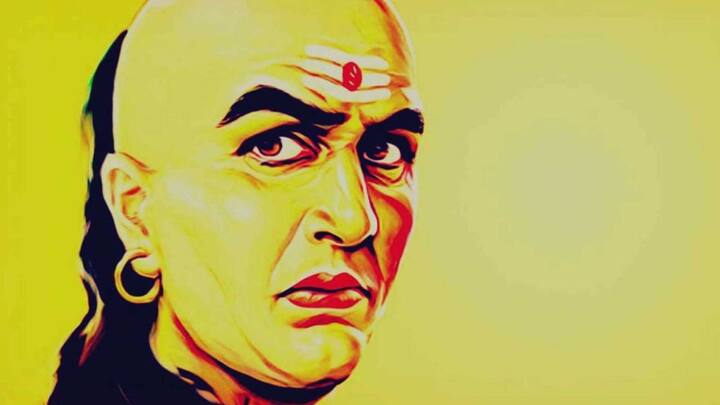 प्रत्येक निर्णय स्वीकारणे - चाणक्य म्हणतात की वैवाहिक आणि कौटुंबिक सुसंवादासाठी पती-पत्नीमधील संतुलित मानसिकता आवश्यक आहे. घरगुती वाद टाळण्यासाठी महिला अनेकदा अशा निर्णयांना सहमती देतात जे त्यांना खरोखर मान्य नसतात. यामुळे नंतर पश्चात्ताप आणि असंतोष निर्माण होतो.