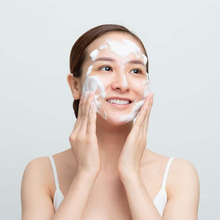 नियमित त्वचेची काळजी घेतल्यास नैसर्गिक चमक मिळते. दैनिक स्किन केअरमध्ये क्लिन्झिंग, टोनिंग आणि मॉइश्चरायझिंग आवश्यक असतं.