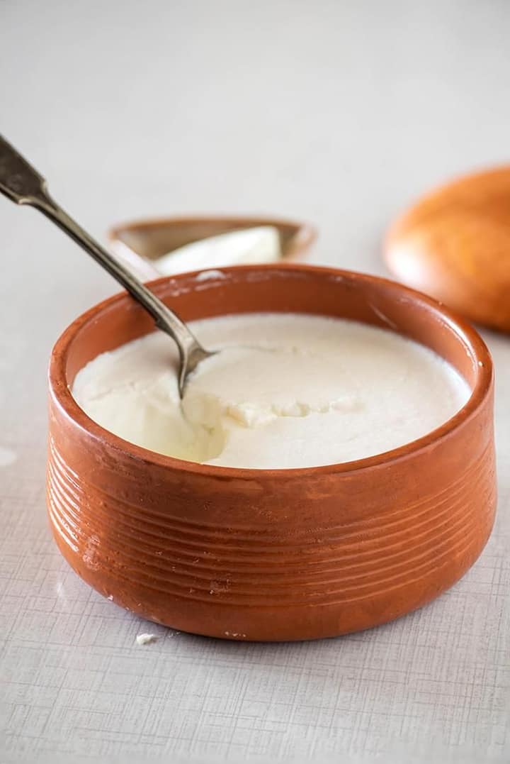 म्हणूनच डॉक्टर आणि आहारतज्ज्ञ दैनंदिन जेवणात दही समाविष्ट करण्याचा सल्ला देतात.