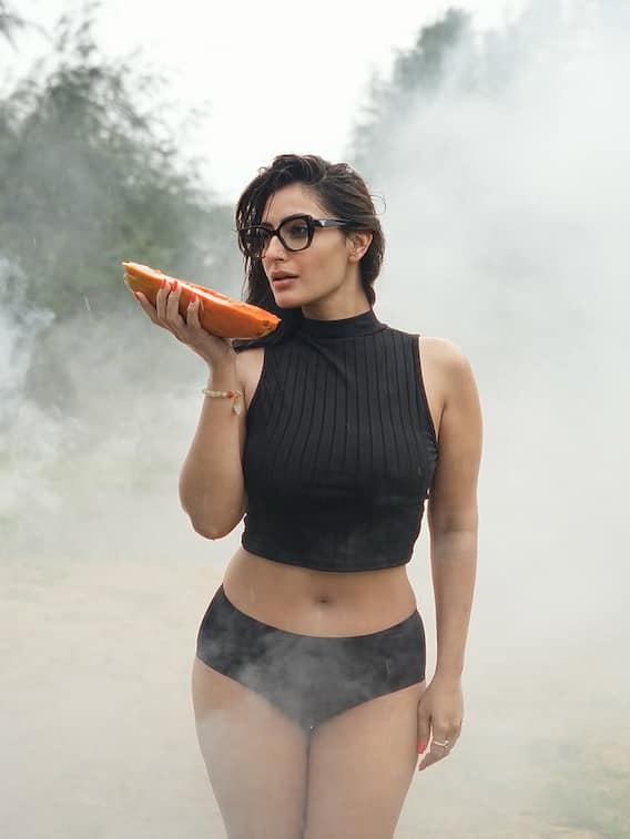 હાથમાં પપૈયા સાથે શિવાંગી વર્માએ આપ્યા ગ્લેમરસ પોઝ