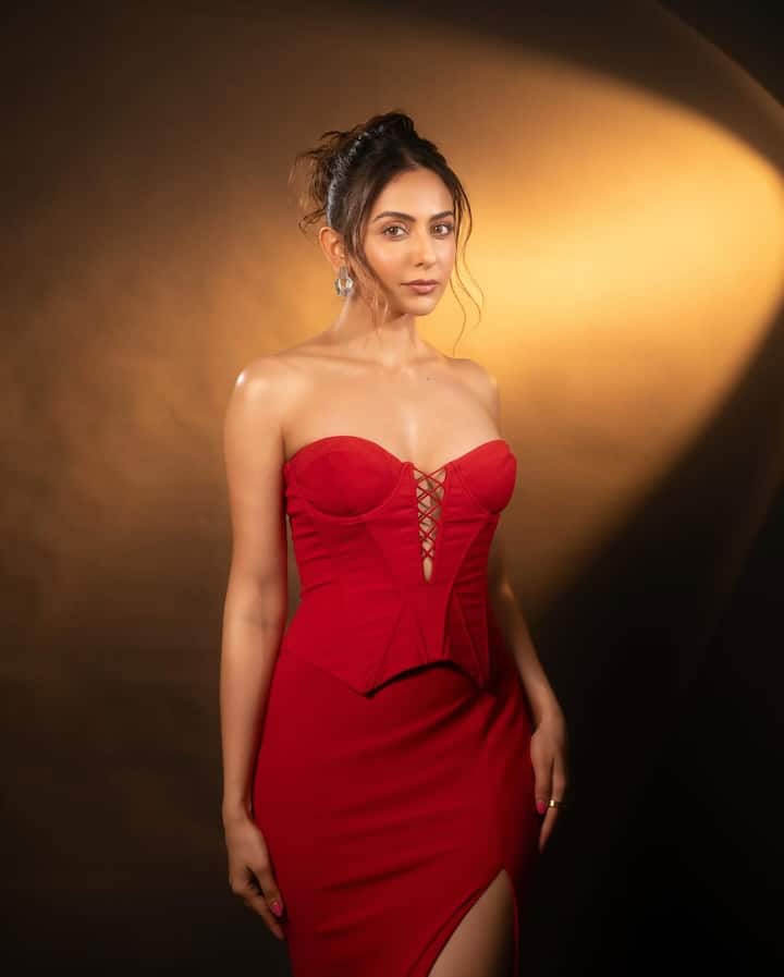 Rakul's very stylish and glamorous style was seen in the film.