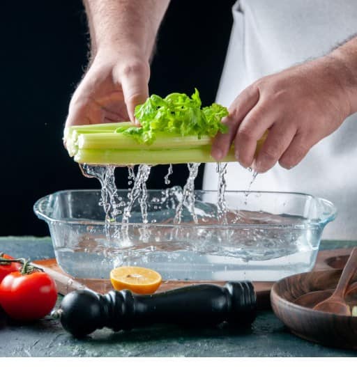 ਦਿਮਾਗ ਦਾ ਕੀੜਾ ਜਿਸਨੂੰ ਨਿਊਰੋਸਿਸਟੀਸਰਕੋਸਿਸ ਕਿਹਾ ਜਾਂਦਾ ਹੈ, ਅਸਲ ਵਿੱਚ ਟੇਨੀਆ ਸੋਲੀਅਮ ਨਾਮ ਦੇ ਕੀੜੇ ਦੇ ਅੰਡਿਆਂ ਕਾਰਨ ਹੁੰਦਾ ਹੈ। ਇਹ ਰੇਂਗਣ ਵਾਲਾ ਕੀੜਾ ਨਹੀਂ ਹੁੰਦਾ, ਸਗੋਂ ਇਸਦੇ ਅੰਡੇ ਮਿੱਟੀ ਵਿੱਚ ਜਾਂ ਮਿੱਟੀ ਵਾਲੀਆਂ ਸਬਜ਼ੀਆਂ - ਜਿਵੇਂ ਪੱਤਾਗੋਭੀ ਆਦਿ - ਵਿੱਚ ਮੌਜੂਦ ਹੁੰਦੇ ਹਨ। ਜਦੋਂ ਇਹ ਸਬਜ਼ੀਆਂ ਖਾਧੀਆਂ ਜਾਂਦੀਆਂ ਹਨ, ਤਾਂ ਪੇਟ ਦੇ ਐਸਿਡ ਵੀ ਇਨ੍ਹਾਂ ਅੰਡਿਆਂ ਨੂੰ ਨਹੀਂ ਮਾਰ ਸਕਦੇ, ਅਤੇ ਇਹ ਅੰਤੜੀਆਂ ਰਾਹੀਂ ਦਿਮਾਗ ਵਿੱਚ ਪਹੁੰਚ ਜਾਂਦੇ ਹਨ। ਜਦੋਂ ਇਹ ਅੰਡੇ ਦਿਮਾਗ ਵਿੱਚ ਪਹੁੰਚਦੇ ਹਨ, ਤਾਂ ਉੱਥੇ ਸੋਜ ਪੈਦਾ ਕਰਦੇ ਹਨ ਕਿਉਂਕਿ ਸਰੀਰ ਹਰ ਬਾਹਰੀ ਚੀਜ਼ ਨਾਲ ਪ੍ਰਤੀਕ੍ਰਿਆ ਕਰਦਾ ਹੈ।