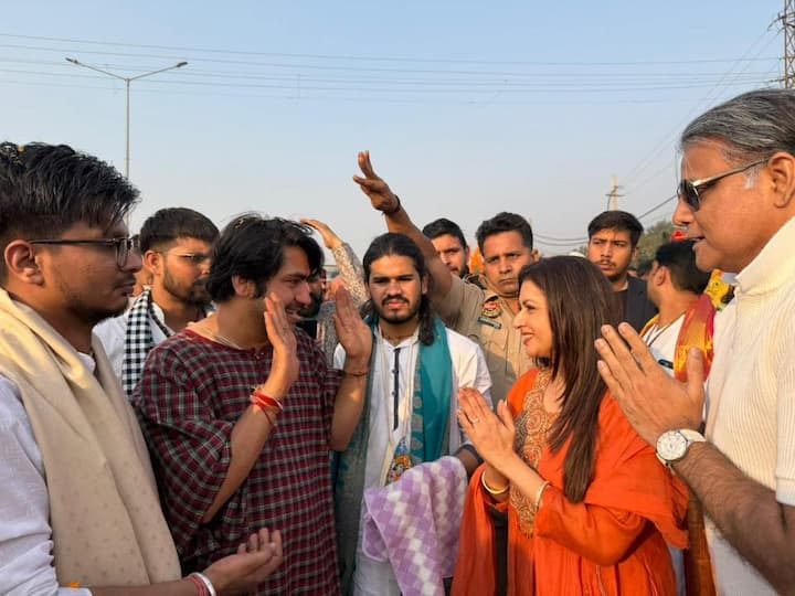Veteran Bollywood actress Bhagyashree had participated in Dhirendra Shastri's Padayatra with her husband Himalaya.