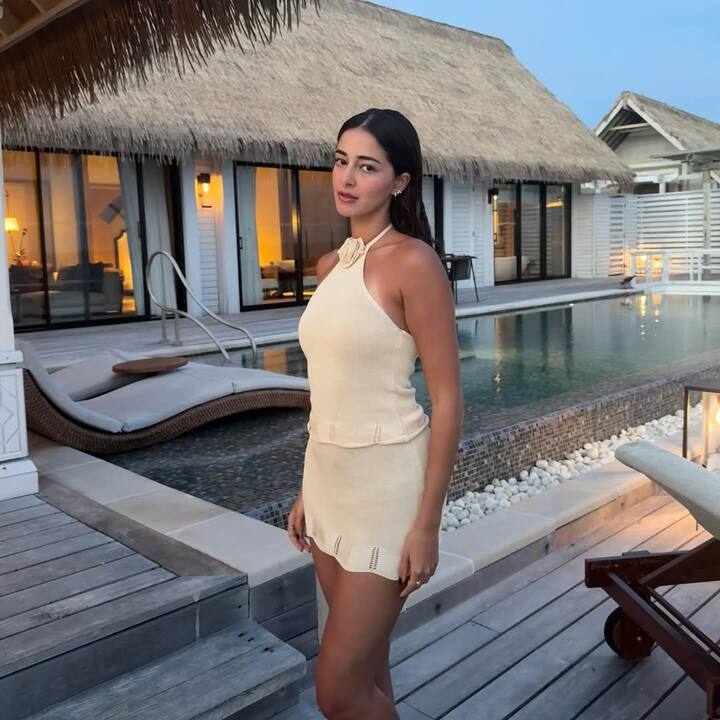 Along with her work, Ananya is also very active on social media. Where every day the actress keeps sharing her traditional and bikini looks.
