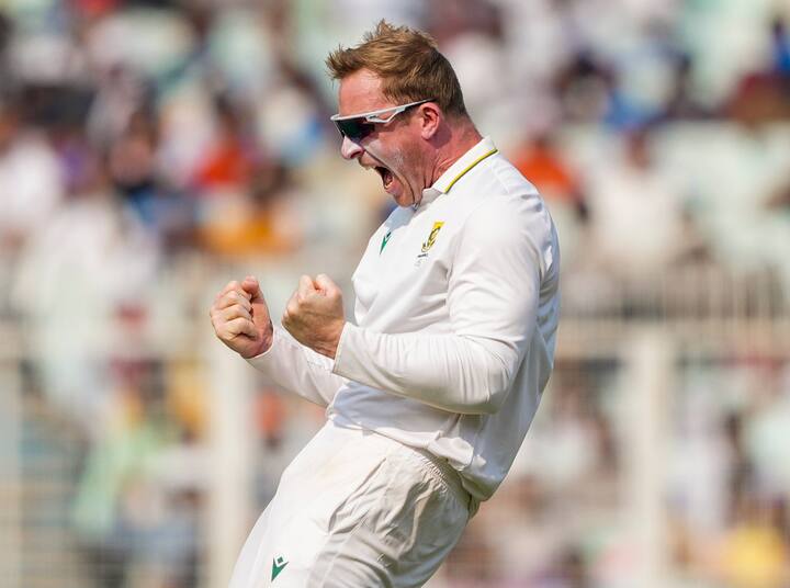 কিন্তু কে এই সিমন হার্মার? ৩৬ বছরের এই স্পিনার কিন্তু টেস্টের আঙ্গিনায় পা রেখেছিলেন ২০১৫ সালে। ওয়েস্ট ইন্ডিজের বিরুদ্ধে প্রথম অভিষেক।