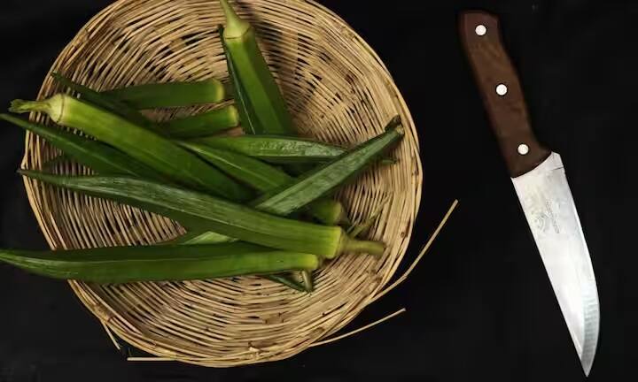 ભીંડામાં રહેલા ફિનોલિક્સ, ફ્લેવોનોઈડ્સ અને પેક્ટીન્સ શરીરમાં ઓછી માત્રામાં થતી બળતરાને નિયંત્રિત કરે છે. લીંબુમાં રહેલા વિટામિન સી સાથે મળીને, તે હળવી પણ સતત બળતરા વિરોધી અસર પૂરી પાડે છે.