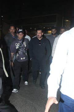 पॉकेट में हाथ डाले दिखा सलमान खान का स्वैग, एयरपोर्ट पर स्पॉट हुए दबंग खान