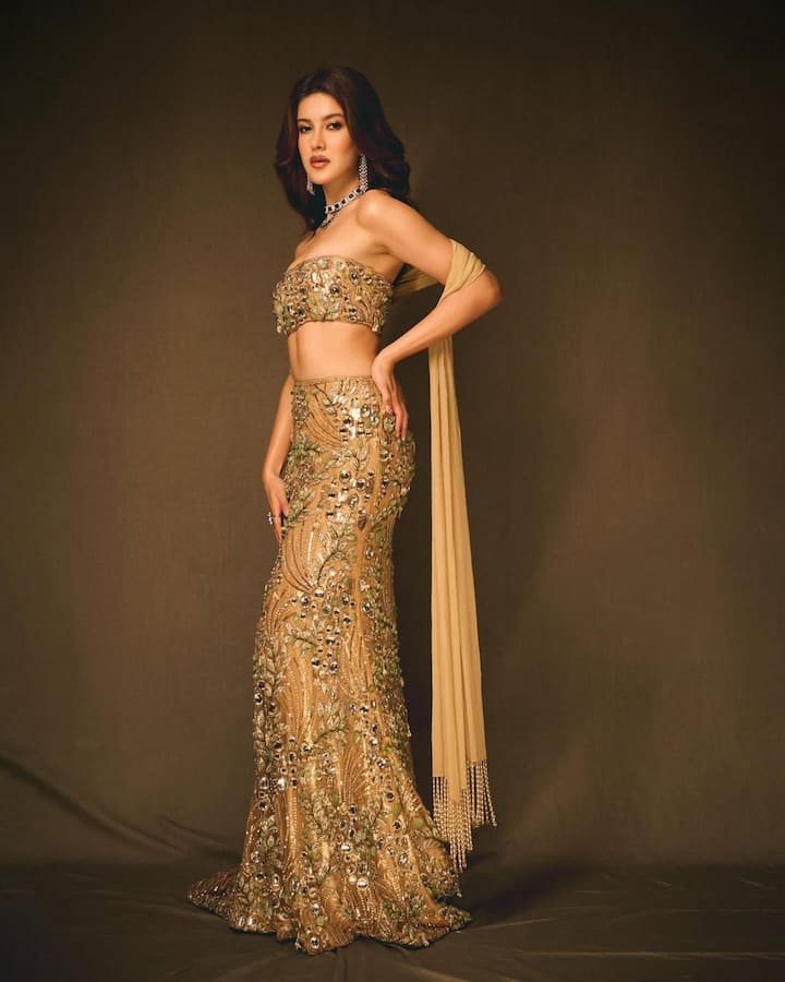 कई फोटोज में एक्ट्रेस अपने कर्व्स फ्लॉन्ट करती नजर आईं. फोटोज के साथ कैप्शन में उन्होंने लिखा- 'आप बहुत गोल्डन हैं.'