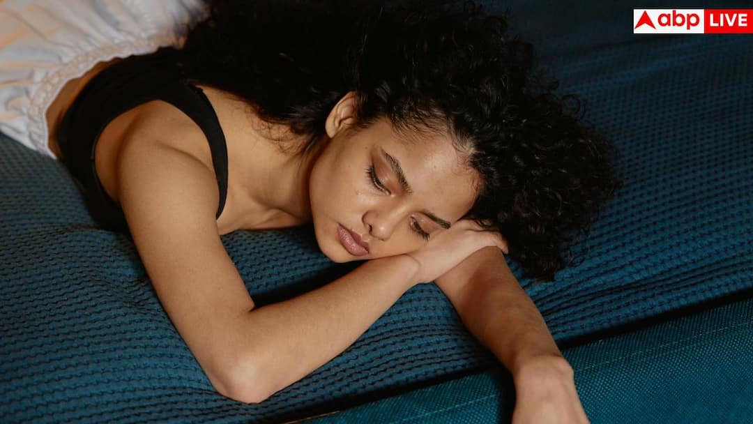 What Happens When You Sleep Less Than 6 Hours Know the Solutions in Time Sleep Deprivation: 6 घंटे से कम सोते हैं तो आपके शरीर पर क्या पड़ता है असर? परेशानी बढ़ने से पहले जान लें समाधान