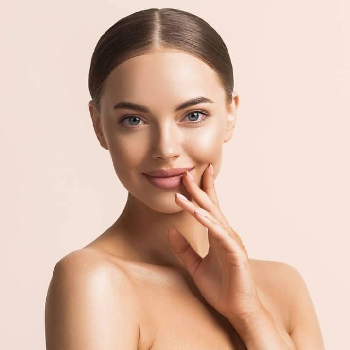 नियमित पुरेशी झोप घेतल्याने त्वचेवर सकारात्मक परिणाम होऊ शकतो. योग, ध्यान आणि हलका व्यायाम केल्याने तणाव कमी होऊन त्वचा ताजीतवानी दिसते.