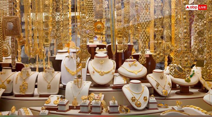 सोना या स्वर्ण को स्थायी संपत्ति के तौर पर देखा जाता है. इसलिए हर व्यक्ति पैसों की बचत करने के साथ ही घर पर सोना भी रखता है. लेकिन बहुत से घरों में सोना टिकता नहीं है. या तो सोने का जेवर बार-बार टूट जाता है, गुम हो जाता है या फिर किसी न किसी कारण बेचने की नौबत आ जाती है.