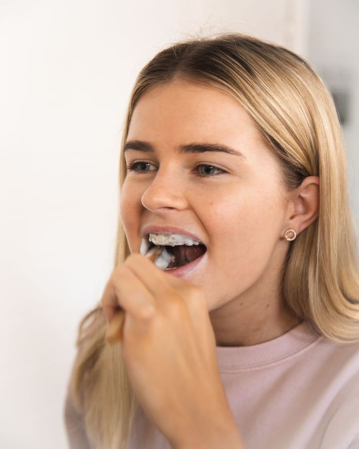 रात्री झोपण्यापूर्वी दात घासणे खूप महत्त्वाचे असते, कारण यामुळे आपल्या दातांवर दिवसभर जमा झालेली घाण निघून जाते.