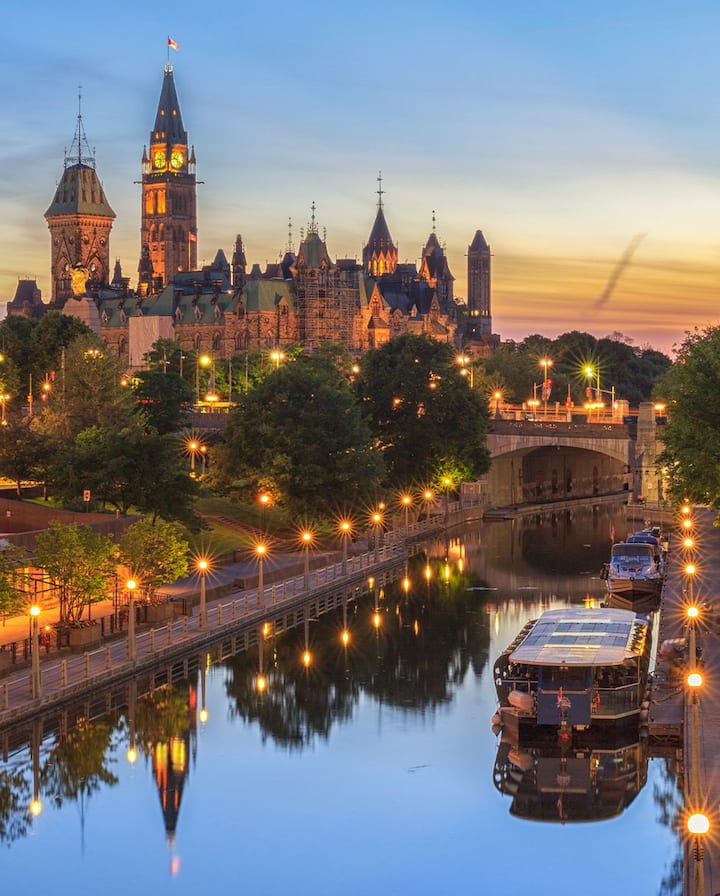 कॅनडा हा यादीतील एकमेव उत्तर अमेरिकन देश आहे. तलाव, जंगले आणि पर्वतांमुळे तो निसर्गप्रेमींसाठी परफेक्ट पर्याय ठरतो.