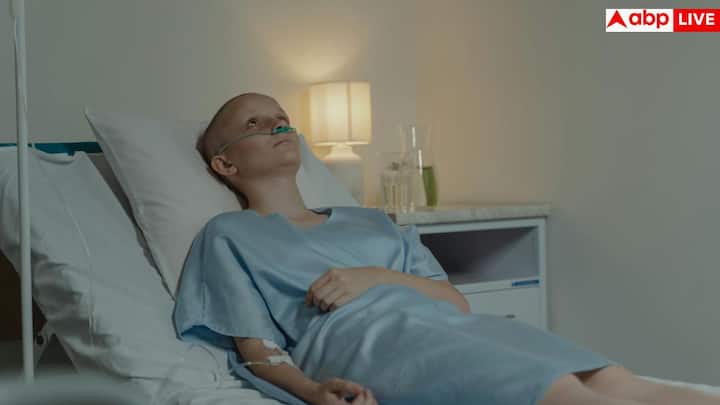 Signs before Death: अगर जिंदगी में कोई बात सबसे ज्यादा सच है, वह है कि इंसान को एक दिन जरूर मरना है. चलिए आपको बताते हैं कि मौत से पहले शरीर क्या लक्षण दिखाने लगता है.