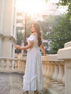 Aditi Budhathoki Pics: વ્હાઈટ ડ્રેસમાં અદિતીએ કેમેરા સામે ફ્લોન્ટ કર્યું ક્લિવેજ, જુઓ તસવીરો