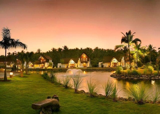 केरळचे बॅकवॉटर आणि निसर्गरम्य दृश्य रोमँटिक आणि शांत लग्नाची इच्छा असलेल्यांसाठी खूप सुंदर पर्याय आहे.