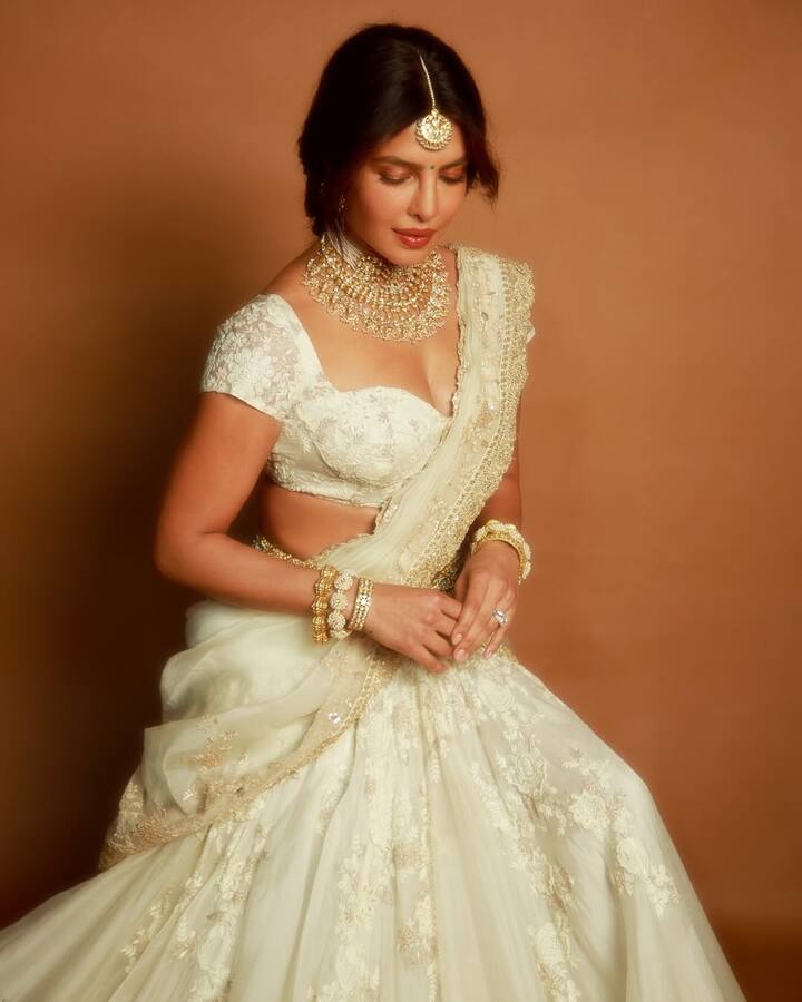 Users are giving her compliments by making different types of comments, some are calling her an Apsara wali and some are calling her a desi girl.
