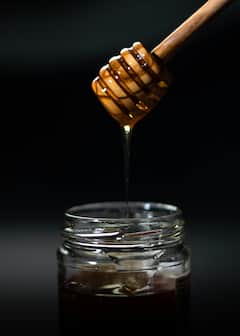 Honey Vs Sugar : साखरेऐवजी मध वापरणं नेहमीच योग्य असतं का?