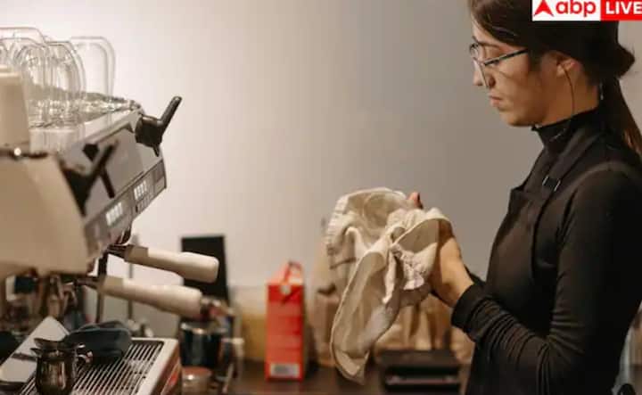 ਸ਼ਾਮ ਦੀ ਚਾਹ ਜਾਂ ਕੌਫੀ ਤੁਹਾਨੂੰ ਆਰਾਮਦਾਇਕ ਮਹਿਸੂਸ ਕਰਵਾ ਸਕਦੀ ਹੈ, ਪਰ ਕੈਫੀਨ ਤੁਹਾਡੇ ਦਿਮਾਗ ਨੂੰ ਸ਼ਾਂਤ ਹੋਣ ਤੋਂ ਰੋਕਦੀ ਹੈ। ਇਹ ਦਿਮਾਗ ਨੂੰ ਐਕਟਿਵ ਰੱਖਦੀ ਹੈ ਅਤੇ ਸੌਣ ਵਿੱਚ ਮੁਸ਼ਕਲ ਆਉਂਦੀ ਹੈ। ਕੁਝ ਅਧਿਐਨਾਂ ਦੇ ਅਨੁਸਾਰ, ਰਾਤ ਨੂੰ ਕੈਫੀਨ ਦਾ ਸੇਵਨ impulsive behaviour ਨੂੰ ਵਧਾ ਸਕਦਾ ਹੈ, ਜਿਸ ਨਾਲ ਦੇਰ ਰਾਤ ਤੱਕ ਔਨਲਾਈਨ ਖਰੀਦਦਾਰੀ ਵਰਗੀਆਂ ਬੇਲੋੜੀਆਂ ਗਤੀਵਿਧੀਆਂ ਹੋ ਸਕਦੀਆਂ ਹਨ।