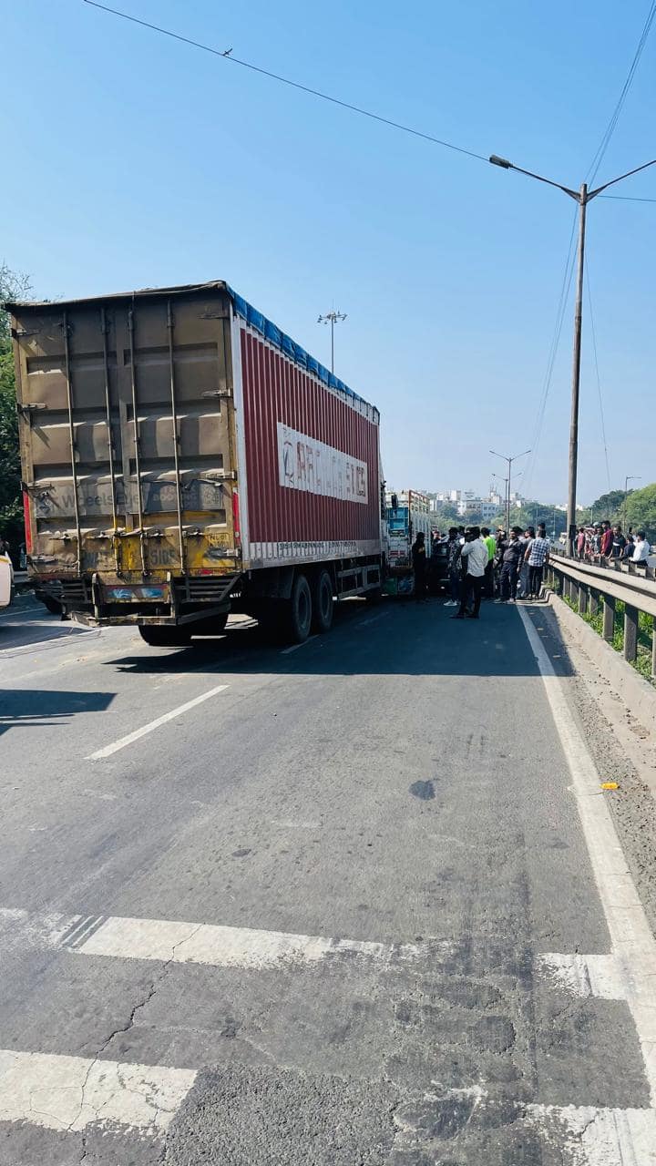 नवले पुलावर गेल्याच आठवड्यात झालेल्या अपघाताच्या जखम्या ताज्या असतानाच आणखी एका अपघाताची घटना घडली. दुपारी नवले पुलाच्या तीव्र उतारावर चार ते पाच गाड्यांची एकमेकांना जोरदार धडक झाली आहे.