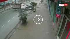 Video: सड़क किनारे खड़ी कार को मारी टक्कर, उछलकर गिरी लड़की, खौफनाक हादसा CCTV में कैद