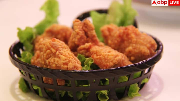 सोने से पहले तला-भुना खाना भी परेशानी बढ़ा देता है. इन चीजों में फैट ज्यादा होता है, जो पचने में समय लेता है. इससे रात में भारीपन, गैस और हार्टबर्न जैसी दिक्कतें बढ़ जाती हैं, और नींद बार-बार टूटती है.