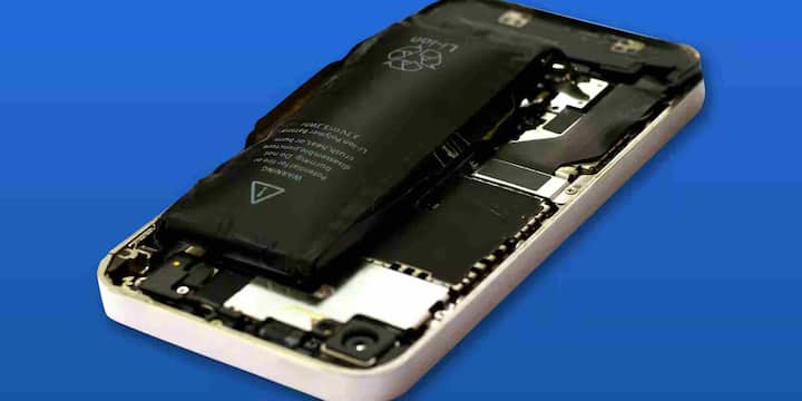 कई लोग फोन को पूरी रात चार्जिंग पर लगा रहने देते हैं. लगातार ओवरचार्जिंग बैटरी को अंदर से नुकसान पहुंचाती है, और कुछ समय बाद वह फूलने लगती है. कोशिश करें कि फोन 100% होते ही चार्जर निकाल दें.