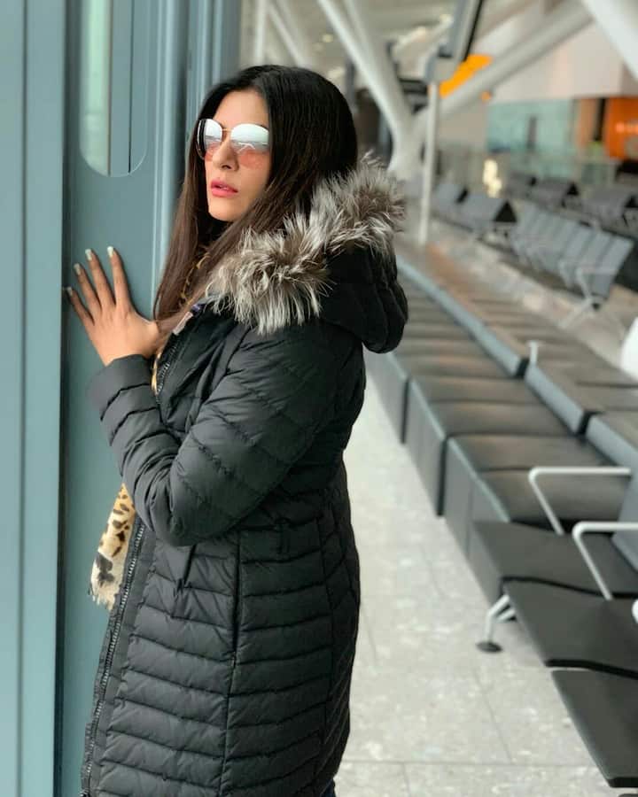 अगर आप ऑफिस के लिए लॉन्ग जैकेट ढूंढ रही हैं. तो सुष्मिता सेन की तरह ब्लैक जैकेट जरूर ले लीजिए. ये आपको ठंड से बचाने के साथ स्टाइलिश भी दिखाएगी.