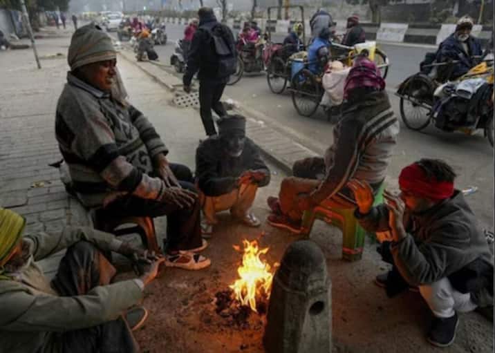 मध्य महाराष्ट्र, मराठवाडा, विदर्भात हुडहुडी कायम आहे . थंडीमुळे ठीक ठिकाणी शेकोट्या पेटतानाचे चित्र पाहायला मिळत आहे.