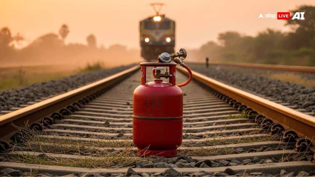 aligarh railway track gas cylinder ke kaaran kaifiyat express emergency brake investigation अलीगढ़ में ट्रेन पलटाने की साजिश? रेलवे ट्रैक पर रखा गैस सिलेंडर, टला बड़ा हादसा