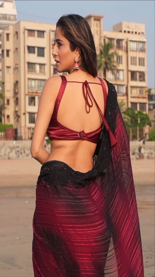 રેડ સાડીમાં દરિયાકાંઠે કેટ શર્માએ આપ્યા કાતિલ પોઝ