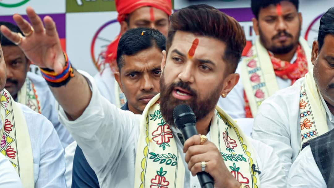 चिराग पासवान की पार्टी से 3 विधायक बन सकते हैं मंत्री, रेस में किसका-किसका नाम? Nitish Kumar Cabinet 3 MLA from Chirag Paswan Party Can Become Ministers Raju Tiwari Sanjay Paswan Sanjay Singh चिराग पासवान की पार्टी से 3 विधायक बन सकते हैं मंत्री, रेस में किसका-किसका नाम?