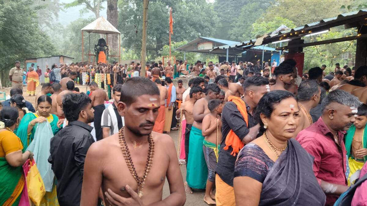 கார்த்திகை முதல் நாள்: சுருளி அருவியில் குவிந்த ஐயப்ப பக்தர்கள்! சபரிமலை யாத்திரை விரதம் துவக்கம்!