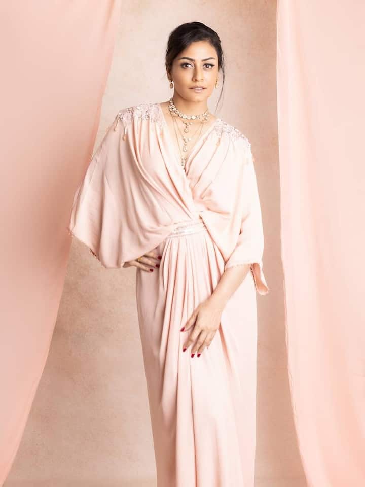 एक्ट्रेस सोशल मीडिया पर हर दिन अपनी खूबसूरत तस्वीरें फैंस के साथ शेयर करती हैं. जिनपर लाखों लाइक्स आते हैं.