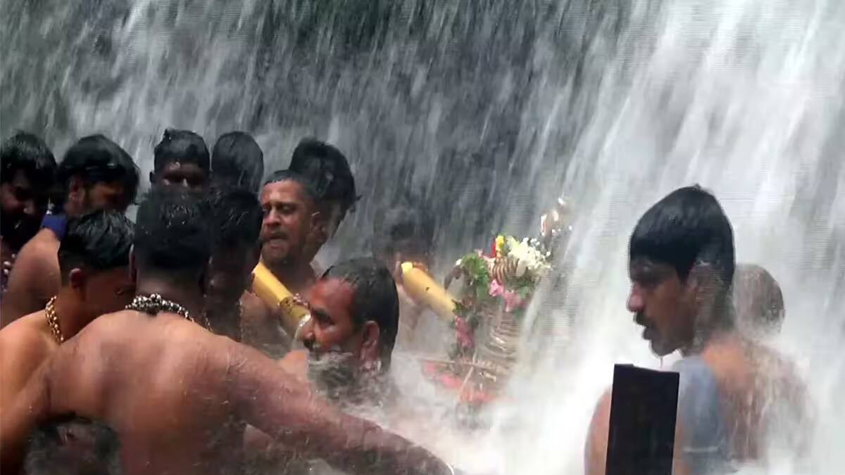 கார்த்திகை முதல் நாள்: சுருளி அருவியில் குவிந்த ஐயப்ப பக்தர்கள்! சபரிமலை யாத்திரை விரதம் துவக்கம்!