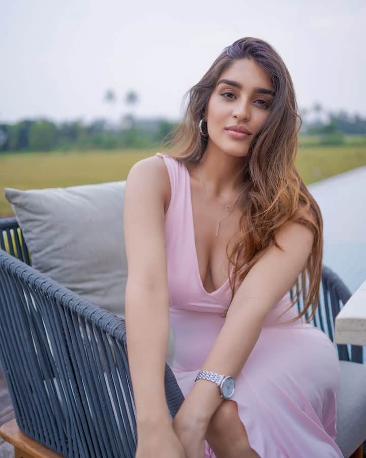 युक्ति रियल लाइफ में बेहद ही ग्लैमरस और सिजलिंग हैं. इंस्टाग्राम पर मौजूद उनकी तस्वीरें इस बात की गवाही है.