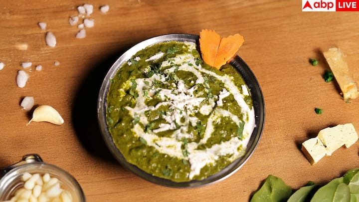 इस डिश के लिए सबसे पहले पालक को अच्छी तरह धोकर हल्का-सा उबाल लें. बस दो-तीन मिनट का ब्लांच काफी है. ज्यादा उबालने से पालक का रंग और स्वाद दोनों फीके पड़ जाते हैं. उबालने के तुरंत बाद इसे ठंडे पानी में डाल दें, ताकि इसका हरा रंग बिल्कुल ढाबे जैसा चमकीला बना रहे.