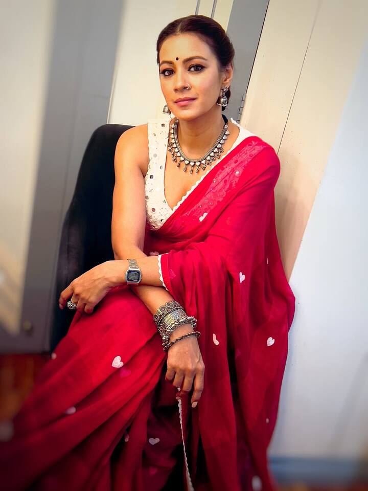 Yes, because the marriage of Barkha Bisht, who played the role of Naina in Saas Bhi Kabhi Bahu Thi, has broken. She also has a daughter, whom she brings up as a single mother.