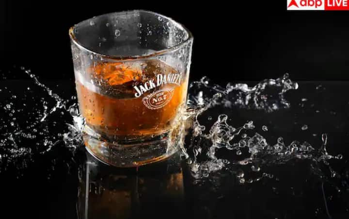 ਬਹੁਤ ਸਾਰੇ ਲੋਕ ਸੋਚਦੇ ਹਨ ਕਿ ਸ਼ਰਾਬ ਨੀਂਦ ਲਿਆਉਂਦੀ ਹੈ, ਪਰ ਇਹ ਇੱਕ ਮਿੱਥ ਹੈ। ਸ਼ਰਾਬ ਸਰੀਰ ਨੂੰ ਡੀਹਾਈਡ੍ਰੇਟ ਕਰਦੀ ਹੈ ਅਤੇ ਪੂਰੀ ਰਾਤ ਬਾਥਰੂਮ ਜਾਣ ਦਾ ਕਾਰਨ ਬਣਦੀ ਹੈ। ਇਹ ਨੀਂਦ ਵਿੱਚ ਵਿਘਨ ਪਾ ਸਕਦਾ ਹੈ ਅਤੇ ਸਵੇਰੇ ਉੱਠਣ 'ਤੇ ਤੁਹਾਨੂੰ ਸੁਸਤੀ ਮਹਿਸੂਸ ਹੋ ਸਕਦੀ ਹੈ।